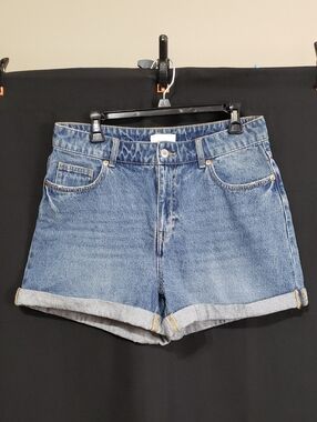 H&M Mom High Denim Shorts With A Cuffed Hem And High-Rise Waist. Size: 10